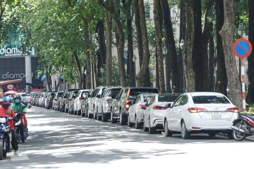 Hình ảnh minh họa các quy tắc giao thông khi đỗ xe và dừng xe trên đường bộ, đảm bảo an toàn và tuân thủ luật pháp.