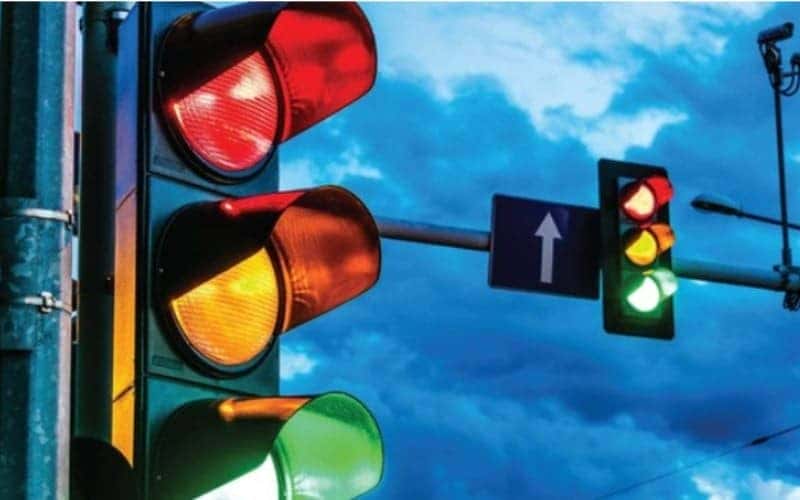 Hình ảnh minh họa mức phạt ô tô vượt đèn đỏ và xe máy theo quy định mới