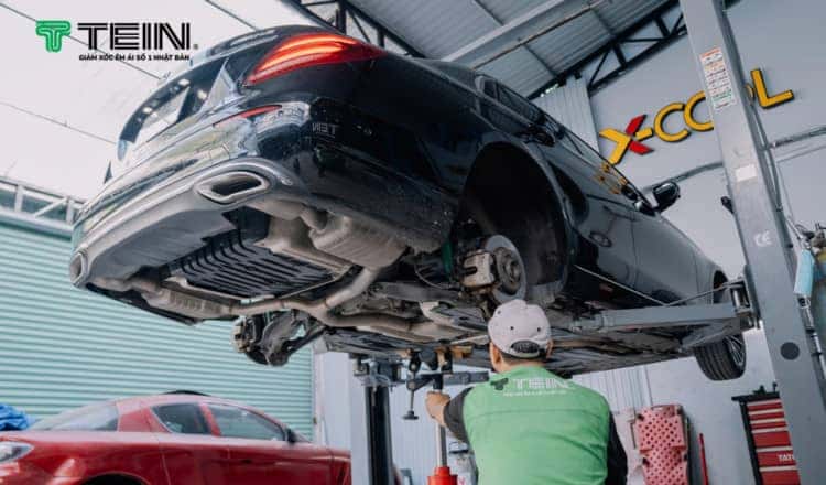 Hình ảnh minh họa việc lựa chọn phuộc xe ô tô phù hợp để tránh vi phạm quy định.
