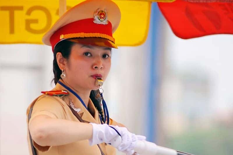 Hình ảnh mô tả các hiệu lệnh bằng còi của cảnh sát giao thông