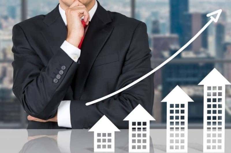 Hình ảnh một người đang cầm mô hình ngôi nhà nhỏ, biểu tượng của việc đầu tư bất động sản với số vốn 500 triệu.