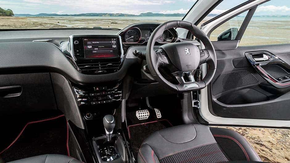 Hình ảnh nội thất Peugeot 2008 GT Line với màn hình và i-Cockpit