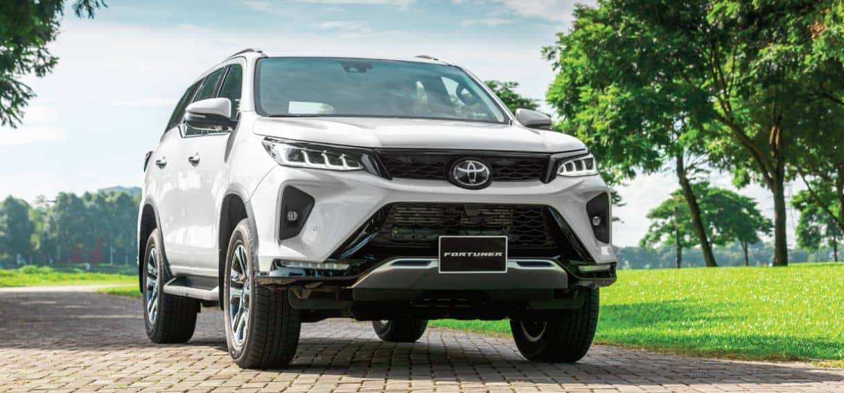 Hình ảnh phần đầu xe Toyota 7 chỗ Fortuner với lưới tản nhiệt mạnh mẽ và đèn LED hiện đại.