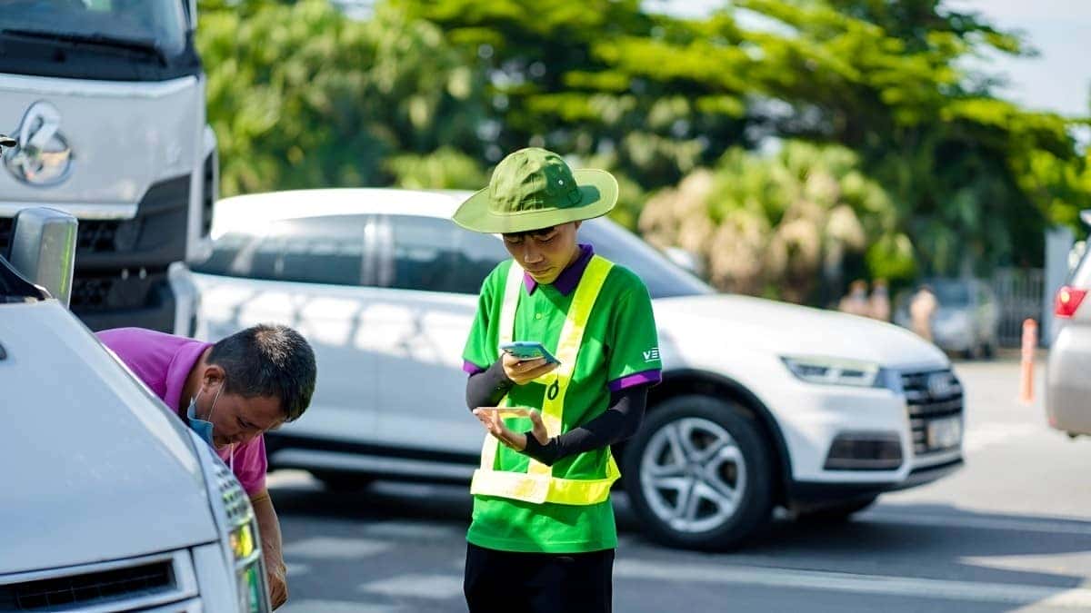 Hình ảnh thẻ định danh VETC dán trên kính chắn gió ô tô