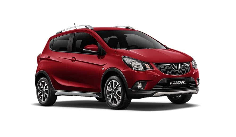 Hình ảnh tổng thể xe ô tô Fadil màu đỏ tại showroom VinFast