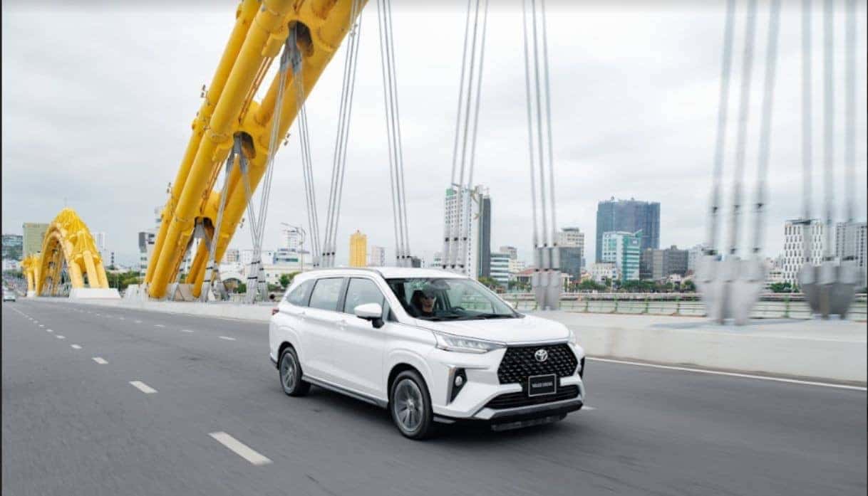 Hình ảnh Toyota Cross 7 chỗ Veloz Cross đang vận hành êm ái trên đường