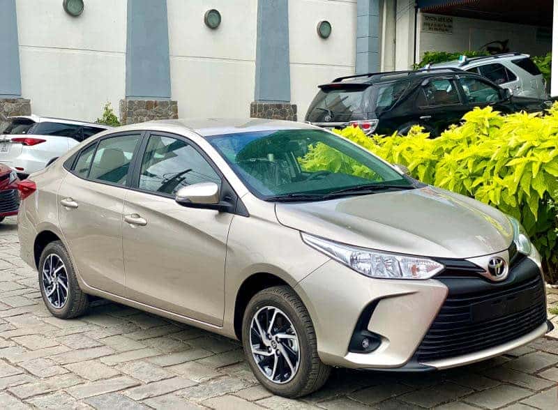 Hình ảnh vios màu vàng cát đẹp mắt, sang trọng trên đường phố