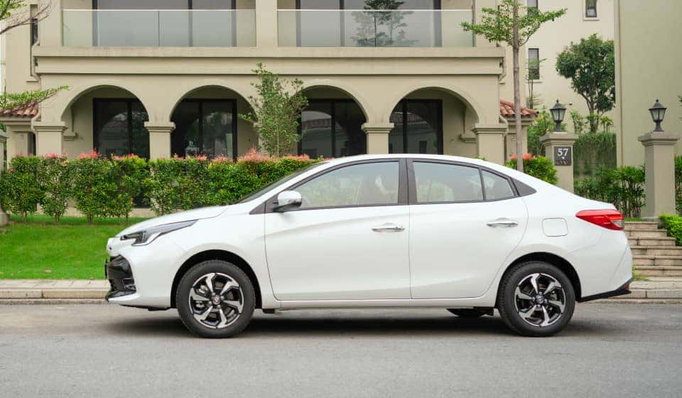 Hình ảnh xe 4 chỗ Vios di chuyển mượt mà trên đường, thể hiện khả năng vận hành ổn định