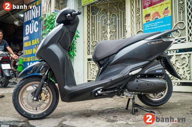 Hình ảnh xe Honda Lead 2025 đứng yên, thể hiện độ cao yên xe