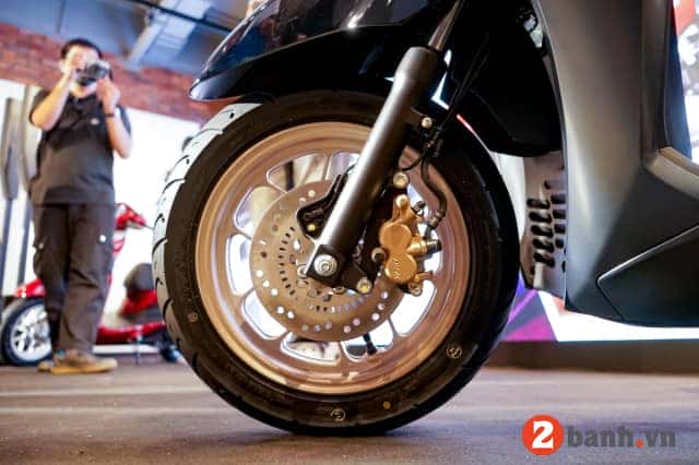 Hình ảnh xe Honda Lead 2025 nhìn từ phía dưới, làm nổi bật khoảng sáng gầm xe
