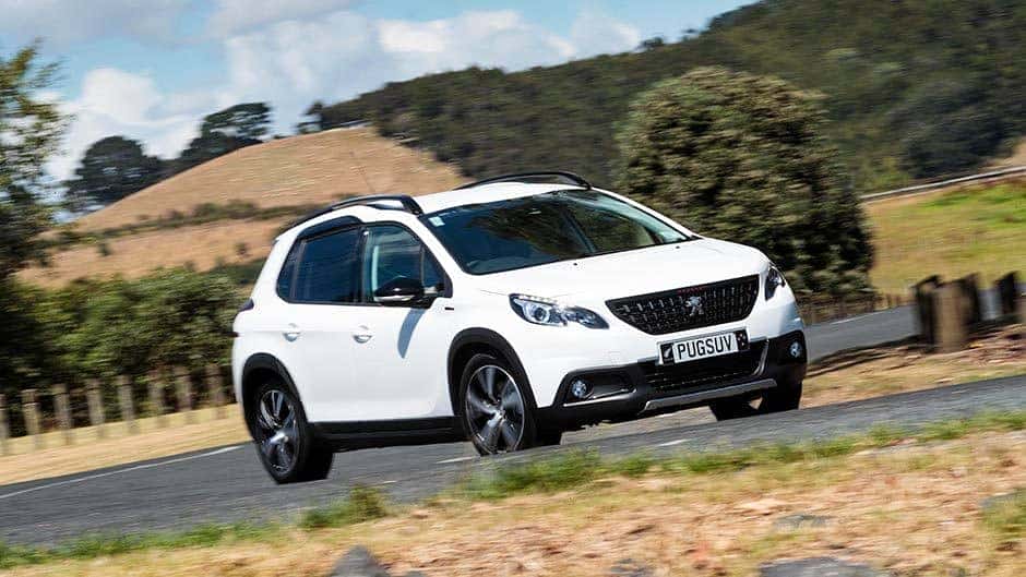Hình ảnh xe Peugeot 2008 GT Line chạy trên đường
