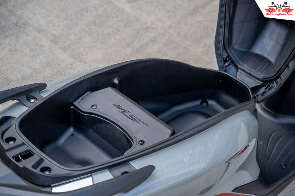 Hộc chứa đồ lớn dưới yên SH 125i ABS