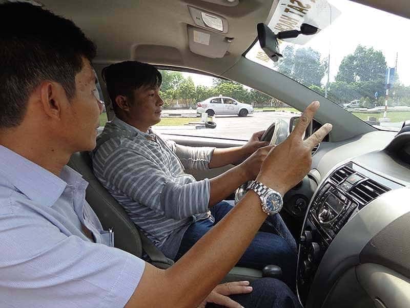 Học lái xe ô tô thực hành