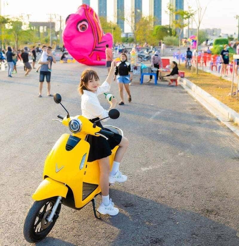 Học sinh cấp 3 điều khiển xe máy điện an toàn trên đường phố, một lựa chọn phù hợp cho lứa tuổi này