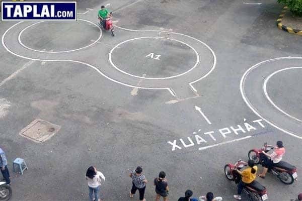 Học viên đang kiểm tra thông tin hoặc đăng ký thi lại bằng A1