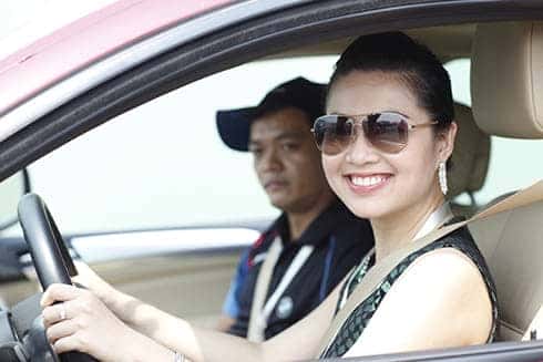 Học viên thực hành lái xe ô tô tại sân tập, chuẩn bị cho kỳ thi cấp bằng lái xe B2 hoặc C.