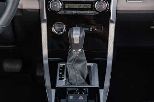 Hộp số tự động và cần số tiện lợi trên xe Toyota Veloz