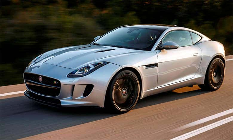 Jaguar F-TYPE màu xanh đậu trên đường, biểu tượng của sự thể thao và quyến rũ của dòng coupe