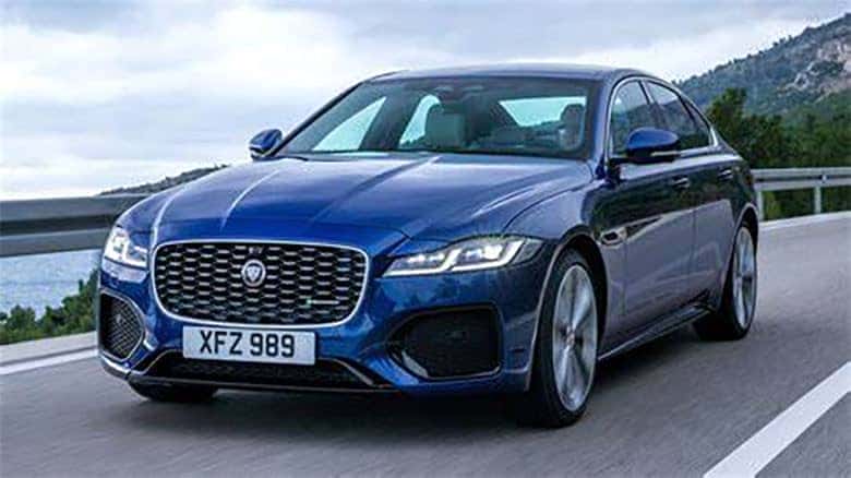 Jaguar XF màu bạc đậu trên đường, toát lên vẻ đẹp tinh tế và sang trọng của sedan cỡ trung
