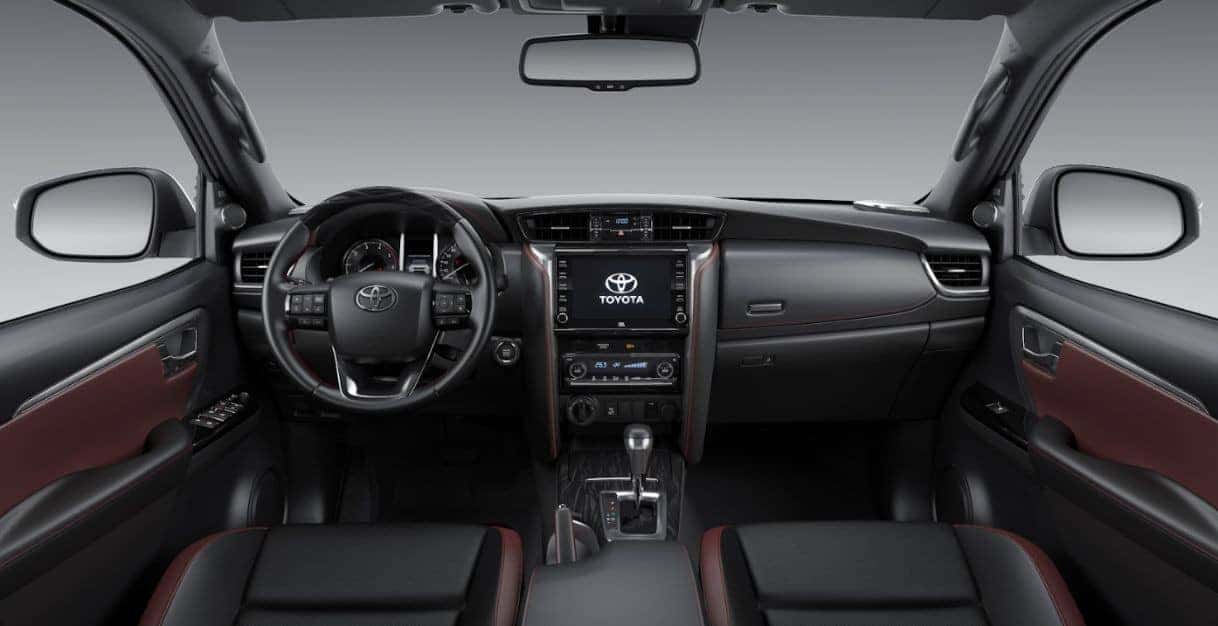 Khoang lái rộng rãi của Toyota Fortuner máy dầu