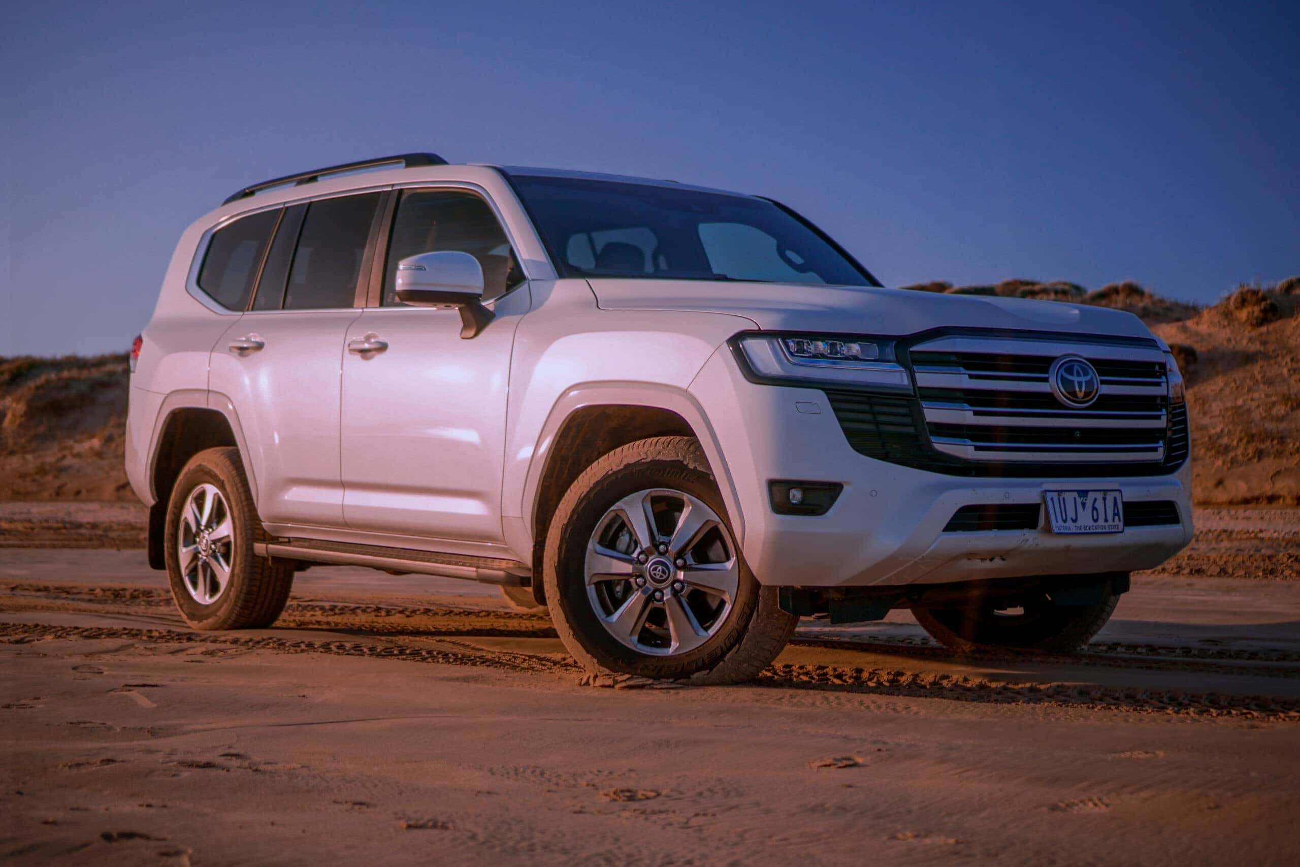 Khoang lái Toyota Land Cruiser 2022 sang trọng và hiện đại