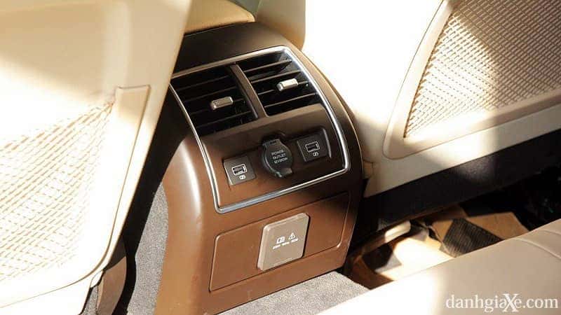 Khoang lái xe Lux A2.0 với vô lăng bọc da đa chức năng