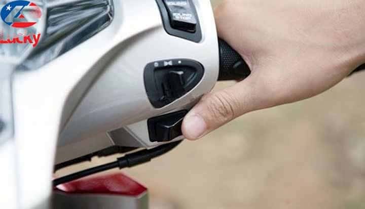 Khởi động xe tay ga an toàn với tư thế ngồi chuẩn