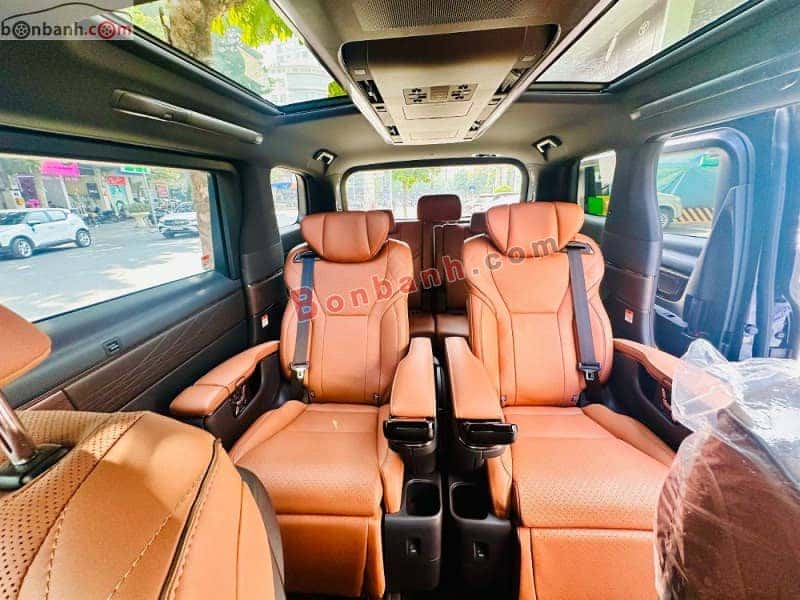 Không gian ghế hành khách thoải mái trên Toyota Alphard đã qua sử dụng