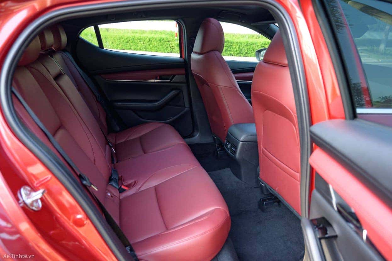 Không gian hàng ghế sau Mazda 3 Hatchback rộng rãi và thoải mái