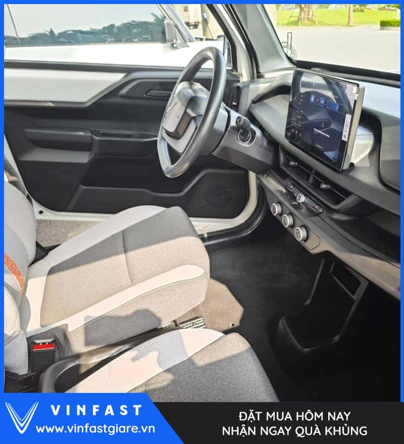 Không gian hàng ghế thứ hai của xe VinFast VF3 màu xanh, tối ưu cho 4 người ngồi