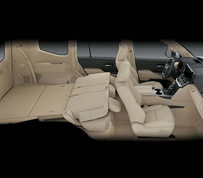Không gian nội thất 7 chỗ ngồi tiện nghi và rộng rãi của xe ô tô Land Cruiser.