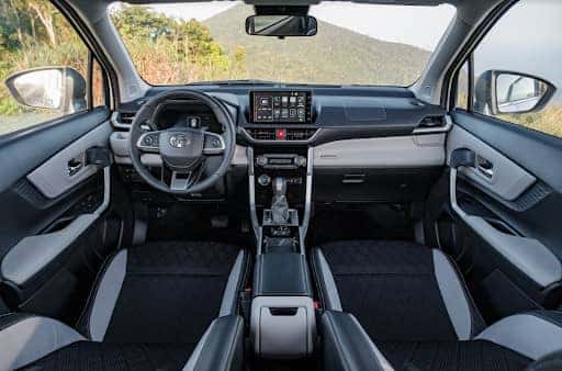 Kiểm tra khoang lái xe ô tô số tự động Toyota Veloz Cross trước khi khởi hành