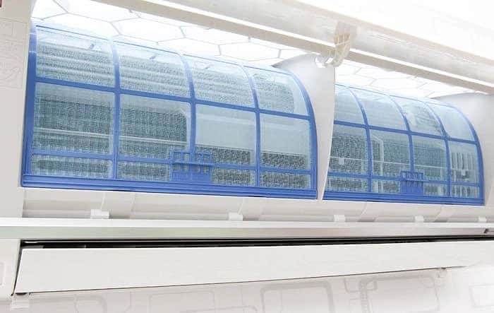 Kiểm tra lưới lọc điều hòa ô tô khi điều hòa không mát
