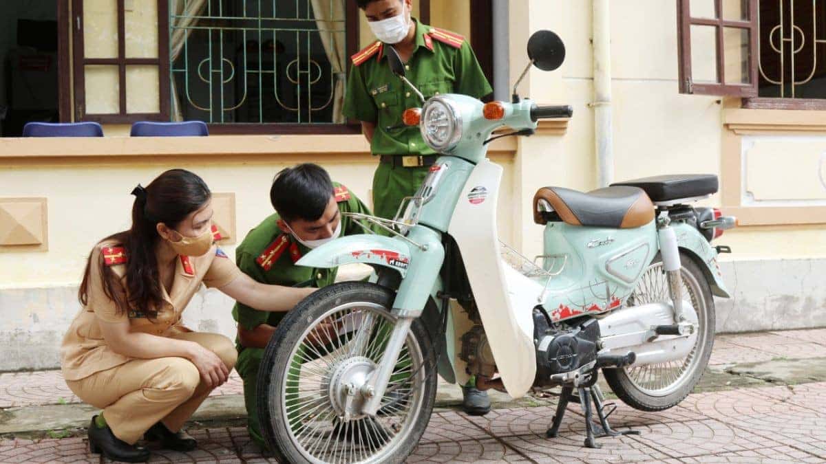 Kiểm tra thông tin xe và nhận giấy đăng ký biển số
