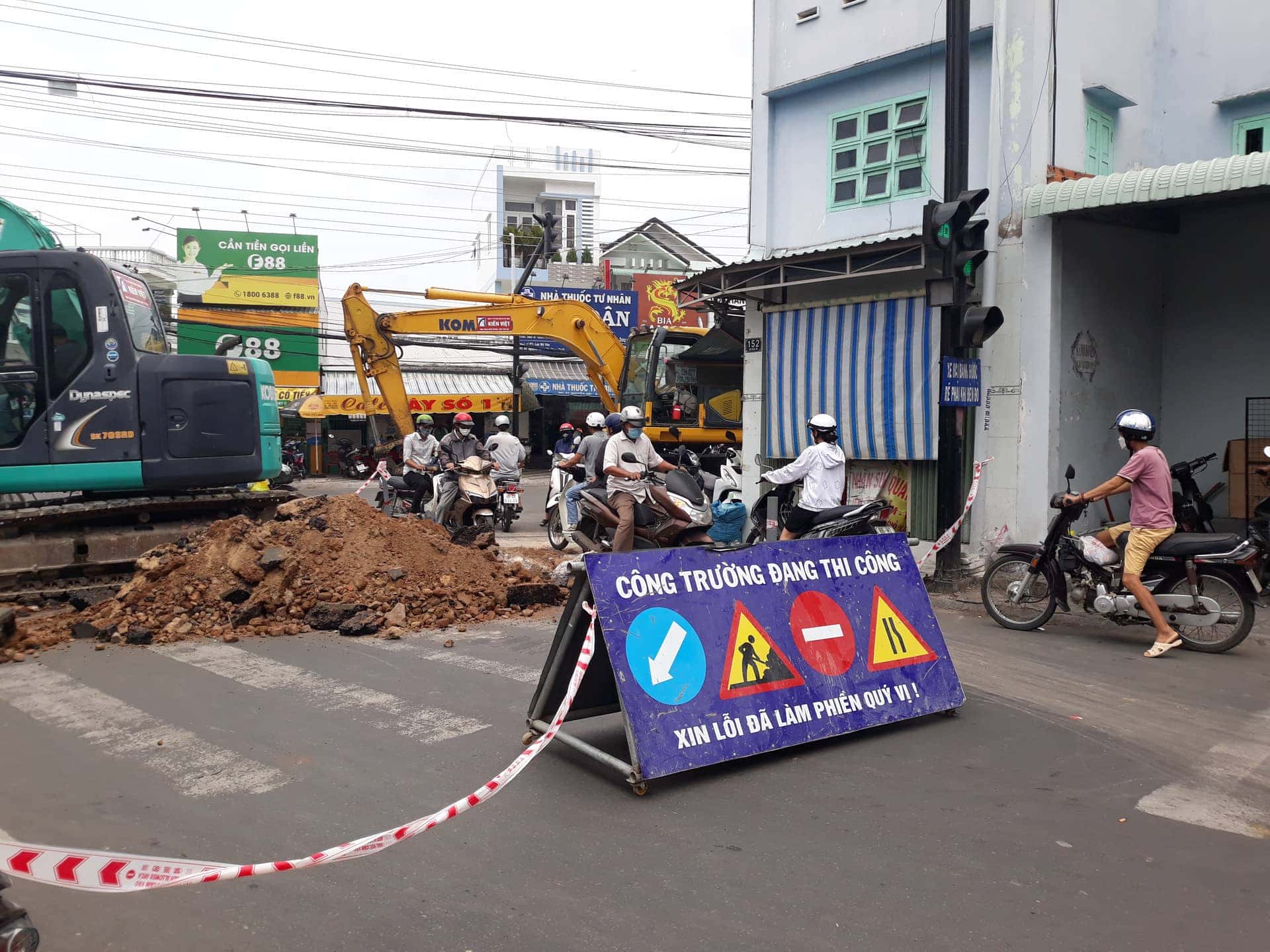 Lái xe ô tô cẩn trọng và điều chỉnh tốc độ phù hợp trong điều kiện thời tiết xấu