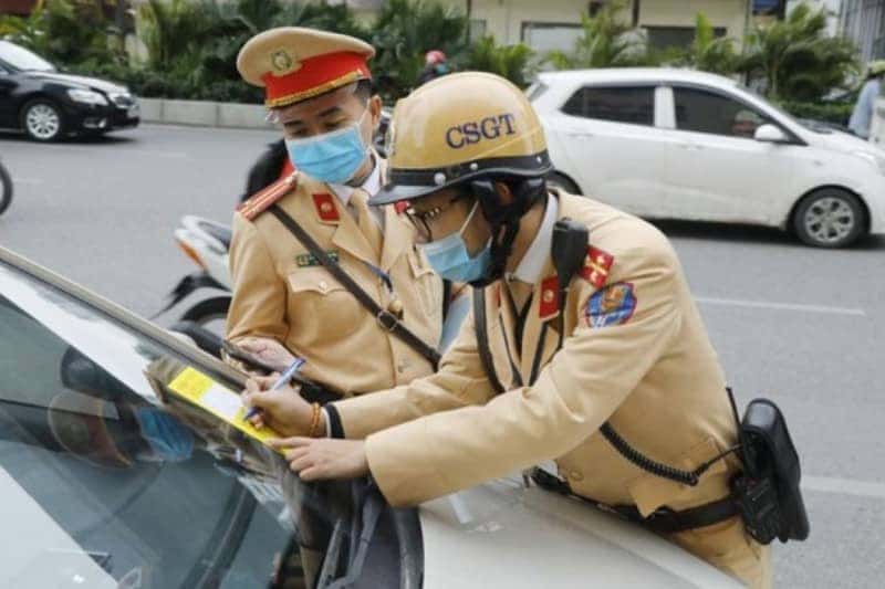 Lỗi đè vạch kẻ đường hai chiều