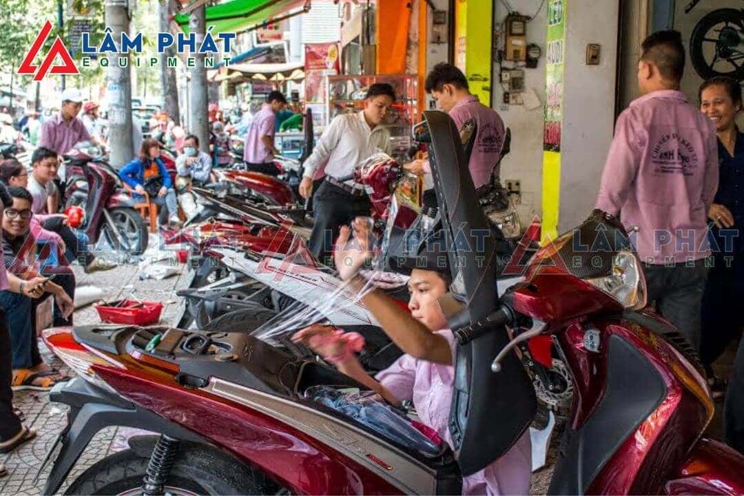 Lựa chọn tem dán xe nên ưu tiên chất liệu trong suốt hoặc không màu nếu chỉ để bảo vệ