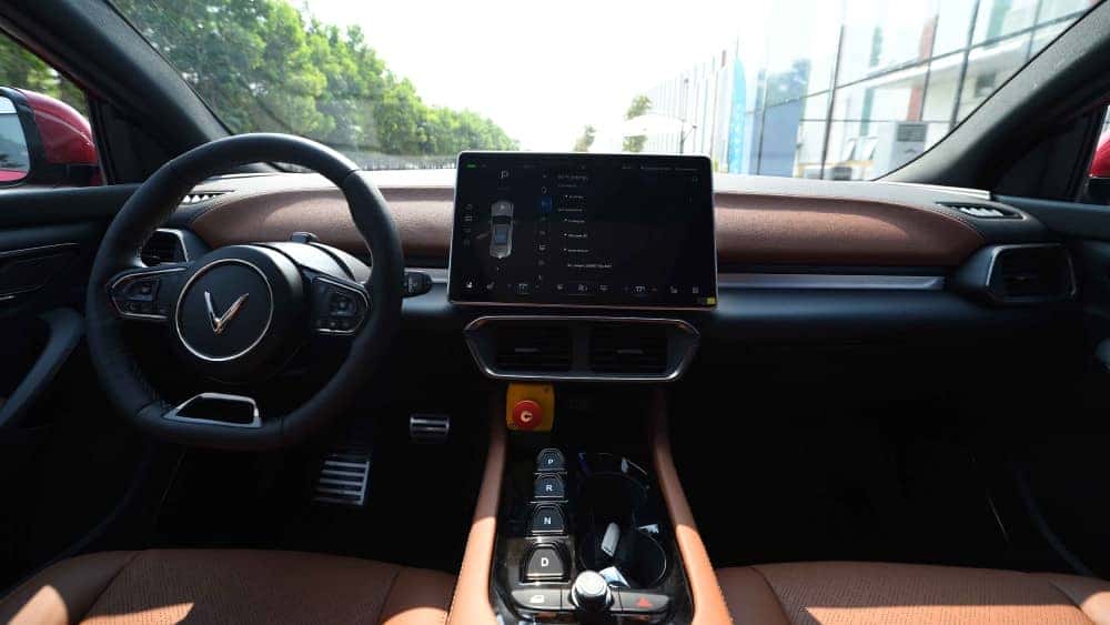 Màn hình giải trí trung tâm 15.6 inch và không gian cabin hiện đại của VF 8