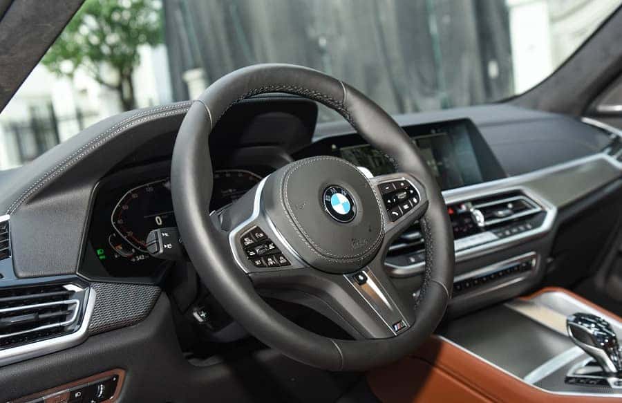 Màn hình trung tâm và bảng đồng hồ kỹ thuật số của BMW X6