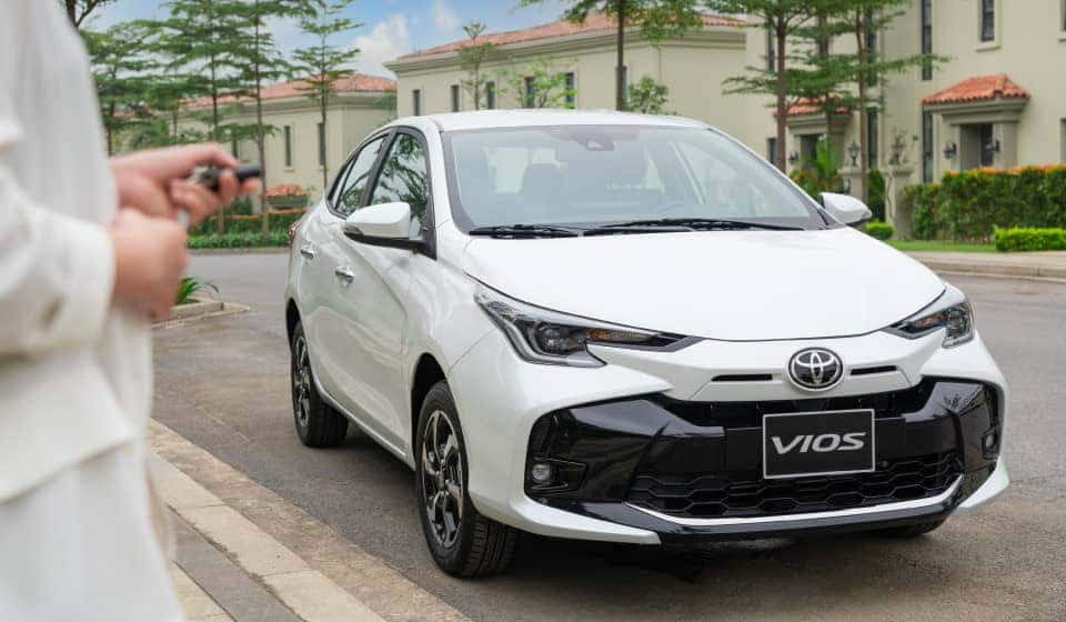 Mặt trước hiện đại của mẫu xe 4 chỗ Vios màu trắng trên đường phố