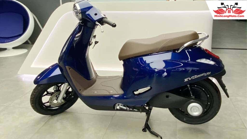 Mẫu xe điện Evo 200 Lite màu đen, lý tưởng cho người có chiều cao khiêm tốn
