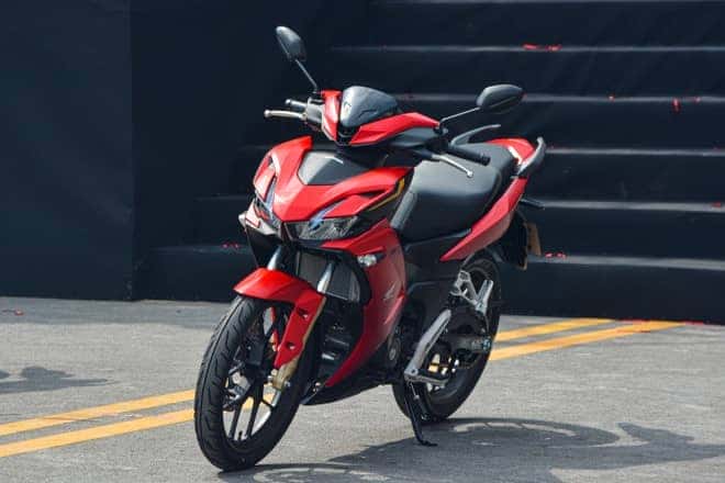 Mẫu xe Honda Winner X đỏ đen phiên bản đặc biệt ABS đang vận hành trên đường phố