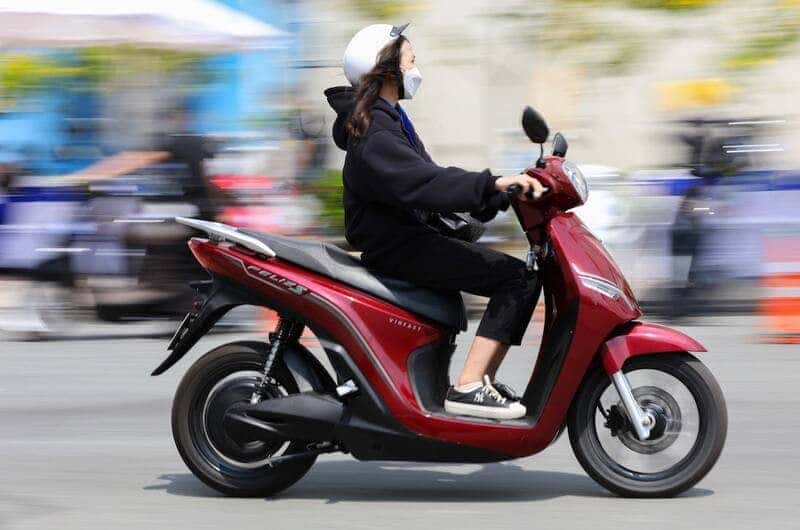 Mẫu xe máy điện màu đỏ tương hợp cho người mệnh Hỏa