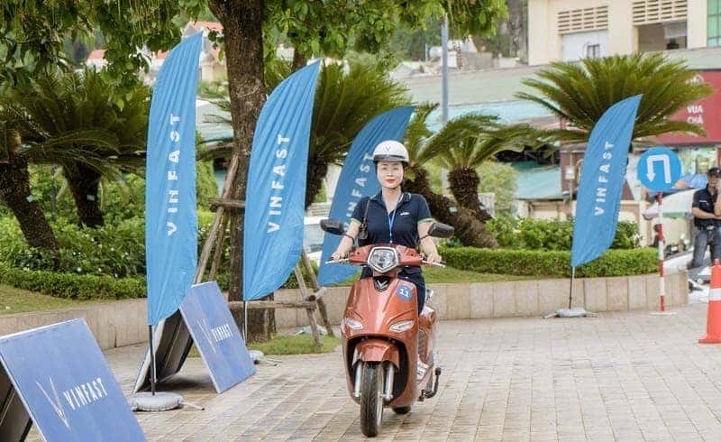 Mẫu xe máy điện VinFast Vento S màu đỏ cam thời thượng cho mệnh Hỏa
