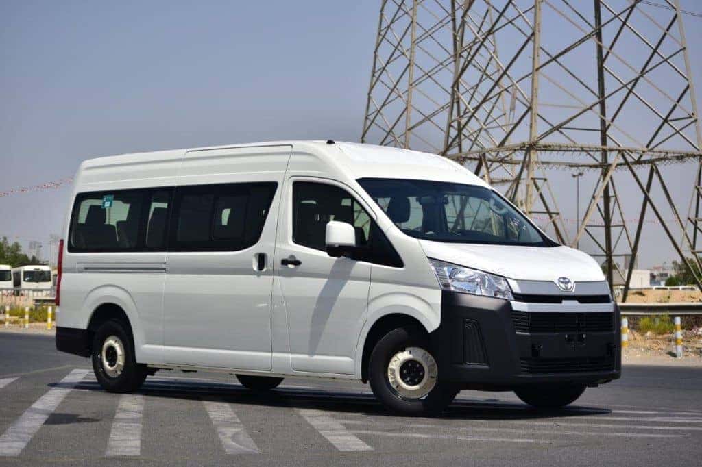 Mẫu xe ô tô 9 chỗ Toyota Hiace với kiểu dáng thể thao và mạnh mẽ