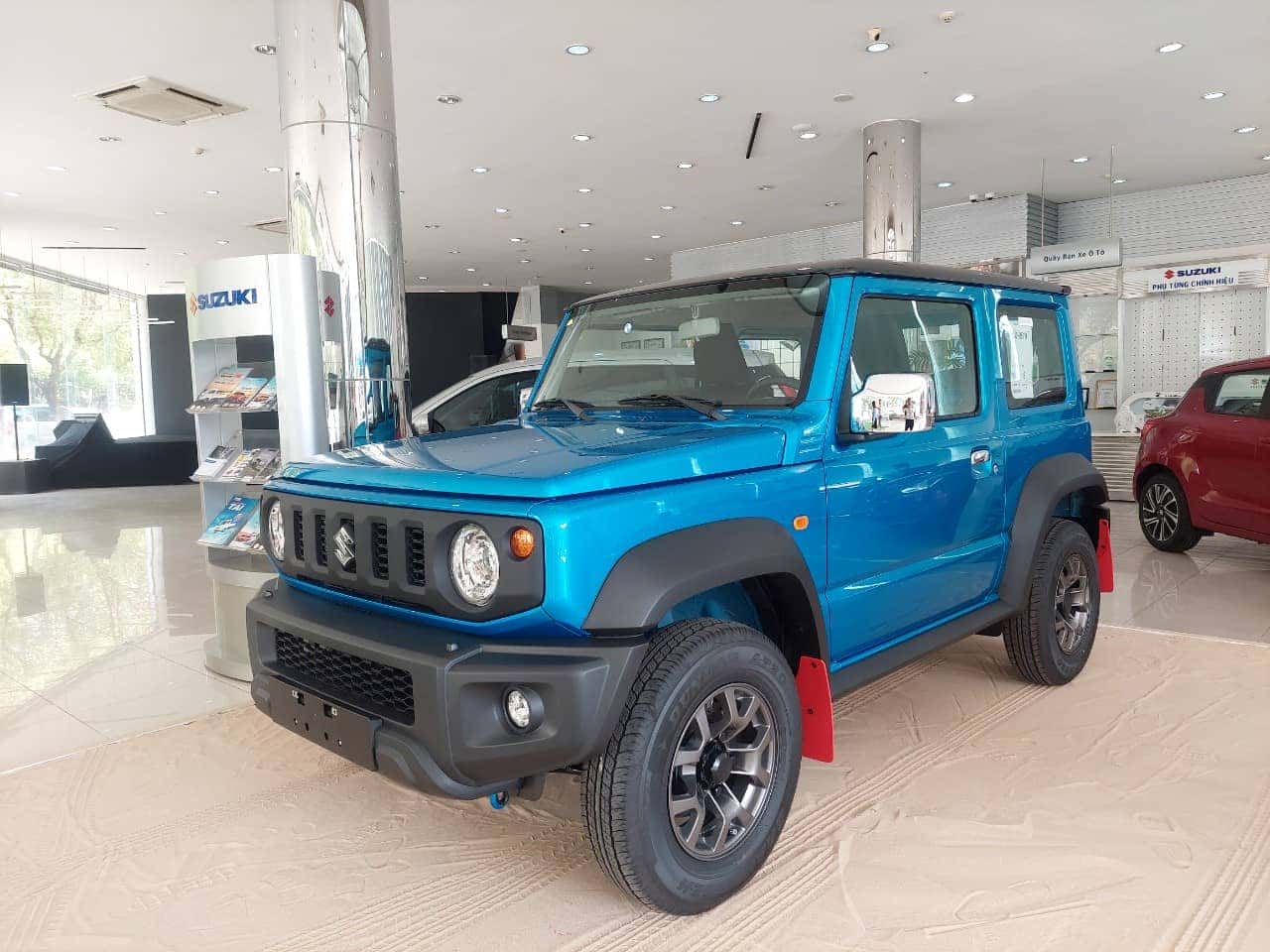 Mẫu xe ô tô Suzuki Jimny màu xanh đen cá tính trên mọi địa hình