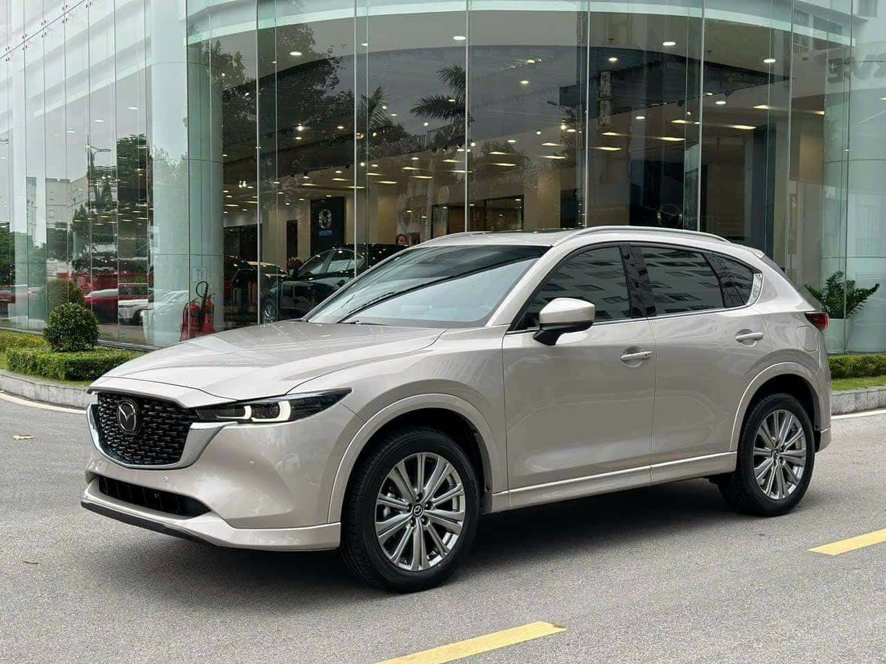 Mazda CX-5 màu trắng với thiết kế ngoại thất hiện đại, đại diện tiêu biểu cho dòng xe gầm cao 5 chỗ.