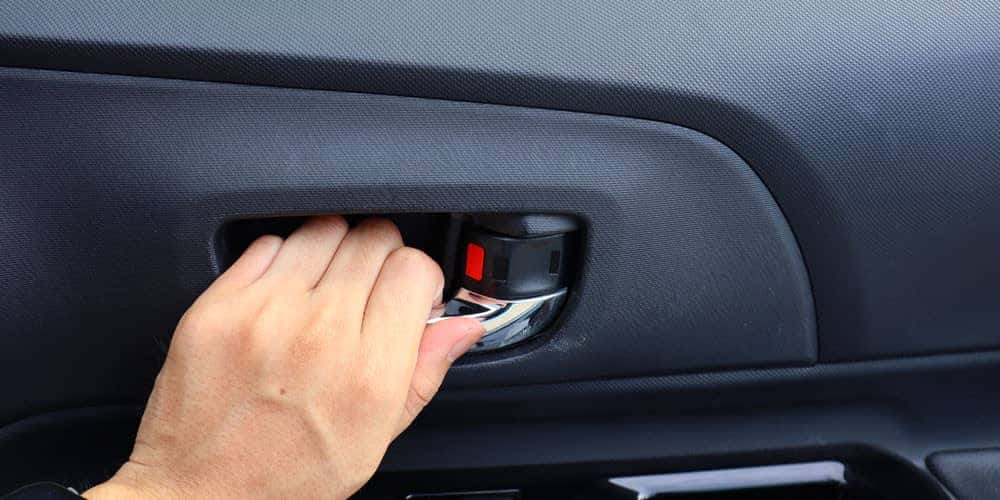 Minh họa cơ chế khóa an toàn và cách mở cửa xe ô tô cho hành khách ngồi sau