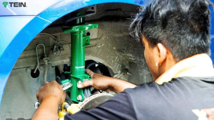Minh họa hệ thống giảm xóc ô tô đang được kiểm tra kỹ thuật sau khi thay thế.