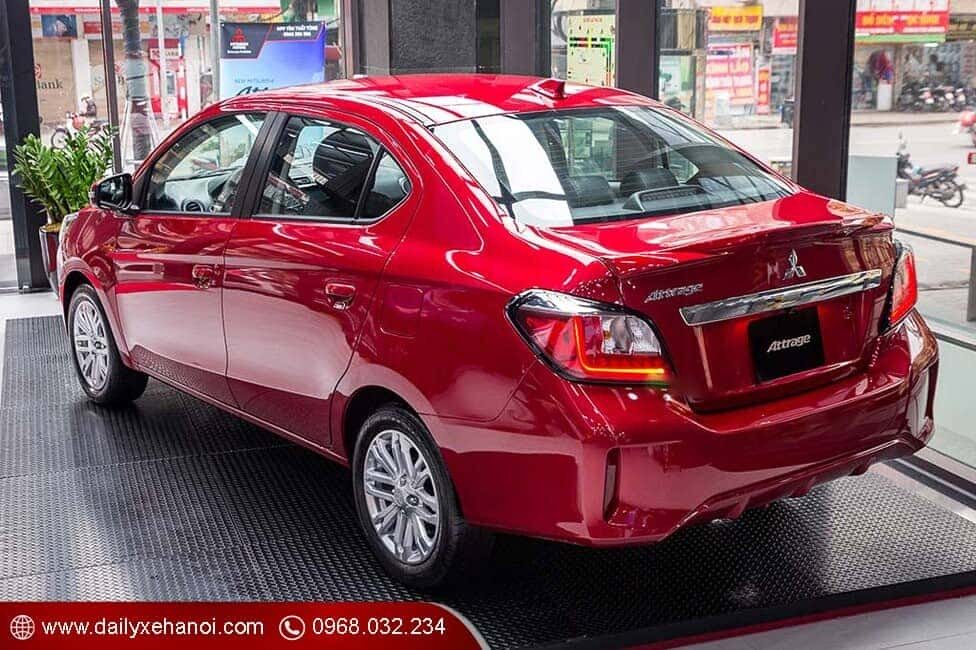 Góc nhìn từ đuôi xe attrage cvt eco